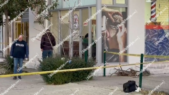 Të shtënat me armë drejt dyqanit të berberit në Fier, Report Tv sjell pamje nga vendi i ngjarjes! Del emri i autorit