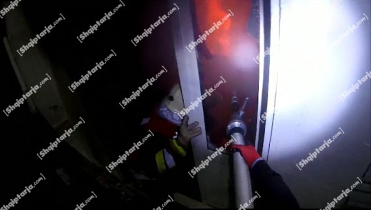 Zjarr në një banesë në Vlorë, zjarrfikësit betejë me flakët (Video)