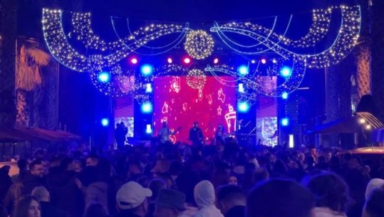 Durrësi koncert festiv në prag Krishtlindje, qytetarët dynden në shesh