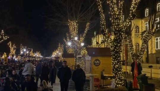 VIDEO/ Pas meshës së Krishtlindjes, festa në Shkodër vijon në sheshin para bashkisë