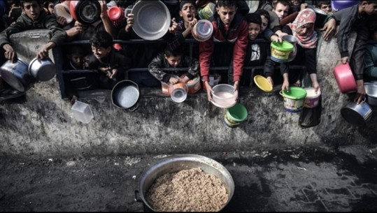 Rreziku nga uria në Gaza, fëmijët presin në radhë për një vakt