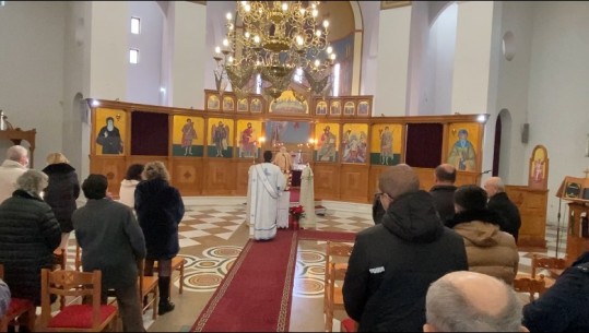 Besimtarët ortodoksë kremtojnë Krishtlindjet në Gjirokastër në katedralen 'Ngjallja e Krishtit'