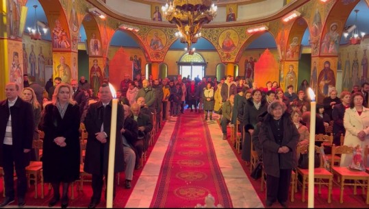 Kremtohet Krishtlindja në katedralen ‘Ngjallja e Krishtit’ në Korçë