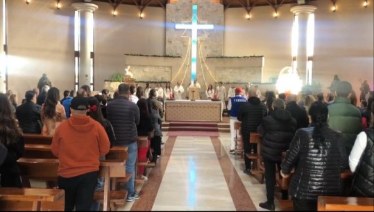 Besimtarët festojnë Krishtlindjet në Durrës, mbahet mesha në Kishën Ortodokse ‘Apostull Pavli dhe Shën Asti’