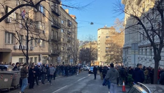 Studentë në Serbi bllokojnë hyrjen në një ministri, duan qasje në listën zgjedhore