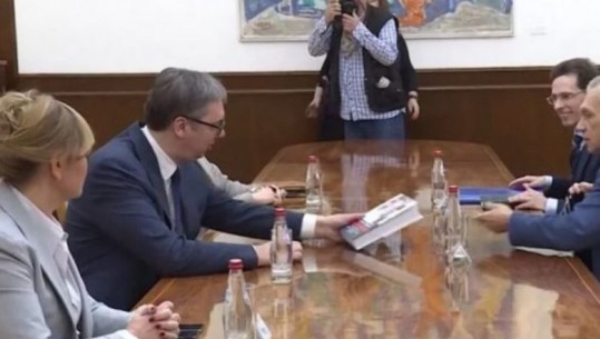 Ambasadori rus ia dhuron Vuçiqit librin 'Rreptësisht Konfidencial'