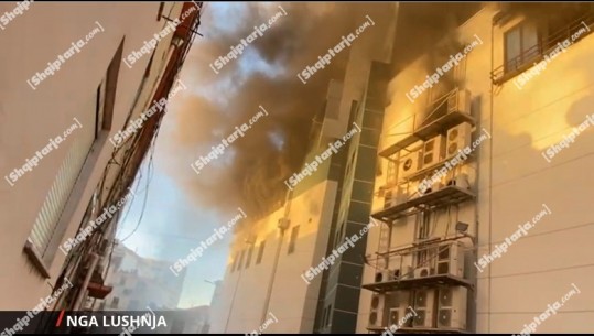 Intensifikohet zjarri në qendrën tregtare në Lushnjë, nisen automjete dhe zjarrfikës nga Tirana