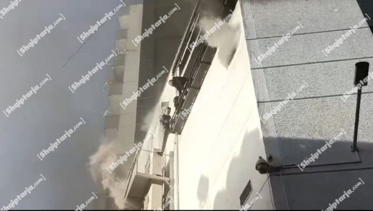 VIDEO/ Tym nga të katërta anët e godinës 12-katëshe në Lushnjë, momenti kur qytetarët nxirren nga ballkonet e banesave 