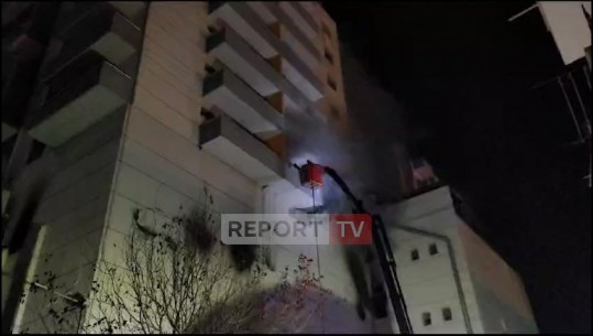 VIDEO/ Një zyrë vatra e fundit aktive në godinën e qendrës tregtare në Lushnjë, zjarrfikësit mes tymit në majë të vinçit