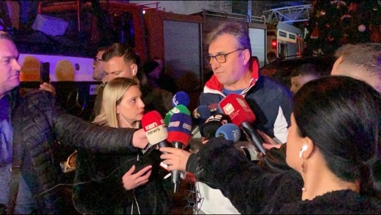 Lushnjë/ ‘Asnjë i bllokuar në qendrën tregtare, po kontrollohet godina e fundit’, kreu i Urgjencës Kombëtare, Brataj: 42 persona në spital, 8 zjarrfikës dhe tre fëmijë