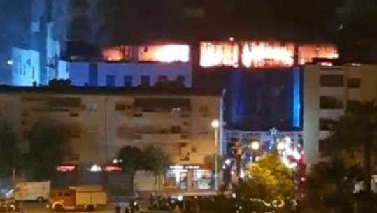 VIDEO/Zjarri në Lushnjë del jashtë kontrollit, përfshihet nga flakët i gjithë kati i fundit i qendrës tregtare! Merren masa për evakuuimin e banorëve përreth