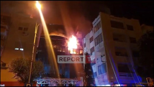 Lushnjë/ Flakët shkrumbuan rreth 300 dyqane në qendrën tregtare ‘Metropol’, prokuroria e Fierit nis hetimet për 'shkatërrim të pronës me zjarr'