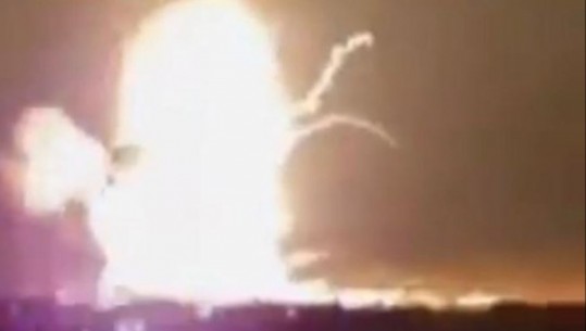 Lufta në Ukrainë/ Shpërthime në Krime, Kievi: Shkatërruam anijen zbarkuese ruse që mbante dronë iranianë (VIDEO)