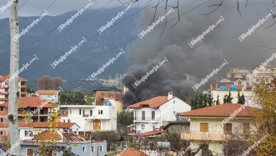 Tiranë/ Përfshihet nga flakët banesa në Sauk, shtëllunga të mëdha tymi mbulojnë zonën