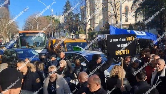 Seanca për vulën, Berisha protestë para Gjykatës së Lartë! Militantët bllokojnë e rrugën! Mbajnë ‘1 minutë heshtje’ para selisë së PS-së
