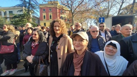 Argita Malltezi i bashkohet sërish protestës së babait para Gjykatës së Lartë