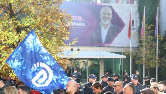 FOTOLAJM/ Berisha me militantët i shkon Ramës tek zyra e PS-së: Do protestojmë dhe në kryeministri