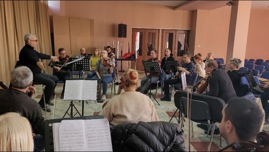 Mbrëmjen e së enjtes Orkestra e Harqeve organizon koncertin festiv në teatrin ‘Aleksandër Moisiu’! Dirigjenti flet për mungesën e vlerësimit ndaj artistëve