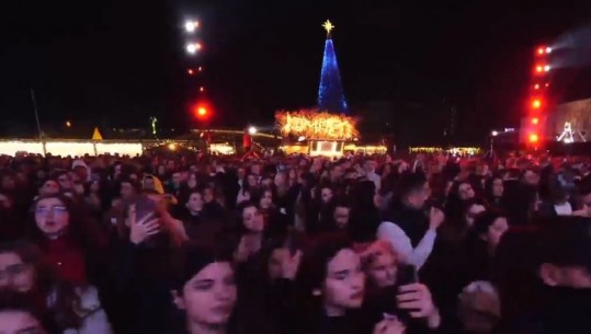 VIDEO/ Vijon maratona e koncerteve festive në sheshin 'Skënderbej'! Këngëtarët Fifi, Semi dhe Sardi 'elektrizojnë' publikun