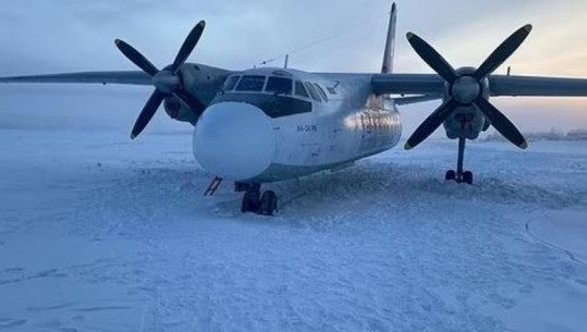VIDEO/ Avioni me pasagjerë ulet gabimisht në lumin e ngrirë