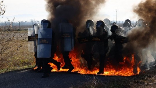 FOTO/ Efektivët e Policisë Ushtarake trajnohen nga Carabinierët italianë për shpërndarjen e turmave