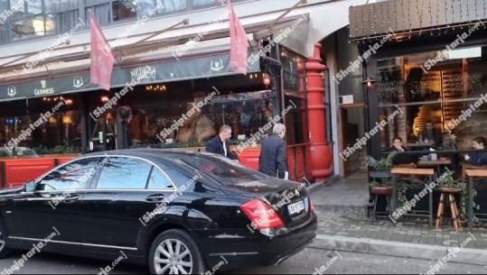 VIDEO/ SPAK kërkon arrest shtëpie me policë tek dera, Berisha pret vendimin e GJKKO-së në shtëpi