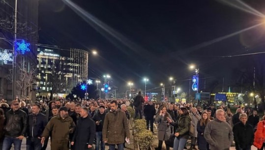 Dy deputetë të opozitës serbe i japin fund grevës së urisë pasi përfundojnë në spital