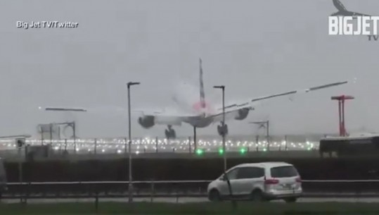 Panik dhe frikë për udhëtarët, avioni lëkundet në ajër, bën ulje të rrezikshme (VIDEO)