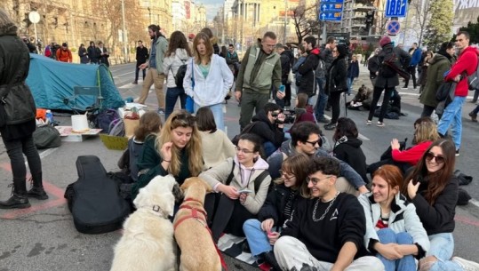 Studentët bllokojnë për 24 orë qendrën e Beogradit, kërkojnë hapjen e listës së votuesve