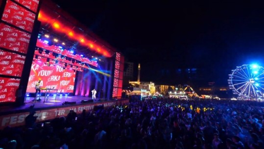 VIDEO/ Qytetarët festojnë në sheshin ‘Skëndërbej’ nën ritmet e muzikës, Kida e Young Zerka performancë elektrizuese