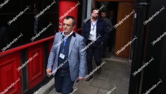 FOTO/ Berisha zyrtarisht në arrest shtëpie, 4 oficerë të BKH dhe të sektorit të krimit ekonomik hyjnë në banesën e tij dhe i komunikojnë vendimin e GJKKO