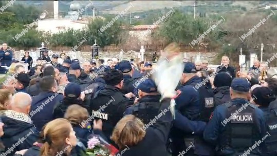 Beleri në ceremoninë mortore të gjyshes së tij, të pranishmit ofendojnë dhe hedhin buqetat e luleve ndaj policëve që e shoqërojnë