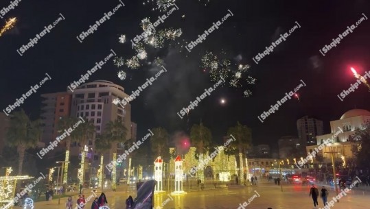 Qytetarët në Durrës nuk presin orën 00:00, nis plasja e fishekzjarreve