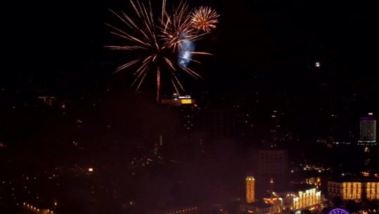 VIDEO/ Gëzuar 2024! Shikoni spektaklin e fishekzjarreve në Tiranë! Urimi i kryebashkiakut Veliaj dhe një falenderim