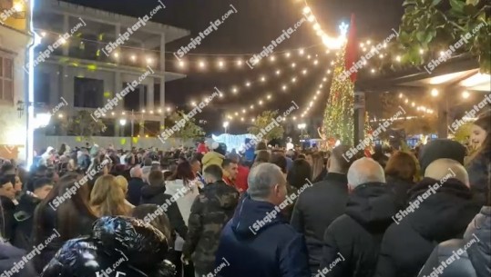Troket viti 2024, qytetarët në Vlorë mblidhen në shesh për të shijuar festën: Mbarësi për të gjithë
