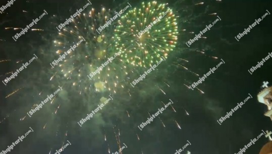 Korça nuk zhgënjen, turistë vendas e të huaj festojnë Vitin e Ri 2024 në shesh
