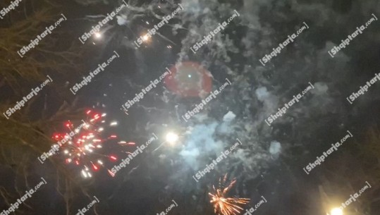 Berati pret Vitin e Ri me fishekzjarre, qytetarët vazhdojnë festën në lokale