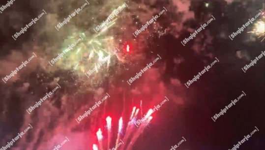 Lezha mikpret Vitin e Ri, spektakël fishekzjarresh, qytetarët mbushin sheshin