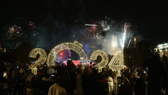 Troket Viti i Ri 2024, spektakël fishekzjarresh e koncert në Tiranë! Atmosfera festive nga Saranda në Kukës! Shqiptarët kudo urojnë: Gëzuar 