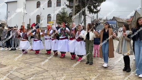Kukës/ Emigrantët kthehen për Vitin e Ri dhe gjallërojnë Shishtavecin, të rinj e të moshuar e presin 2024 me këngë e valle (VIDEO)