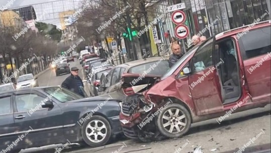 Përplasen 'kokë më kokë' dy makina në Lezhë, njëri prej shoferëve përfundon në spital