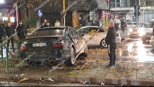 Tiranë/ Makina del nga rruga, thyen një pemë dhe përfundon mbi trotuar (Video)