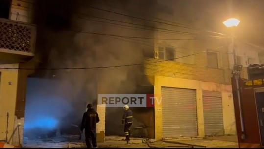 Tiranë/ Përfshihet nga flakët dyqani i rrobave në një pallat të pabanuar në Kombinat, ka vetëm dëme materiale (VIDEO)