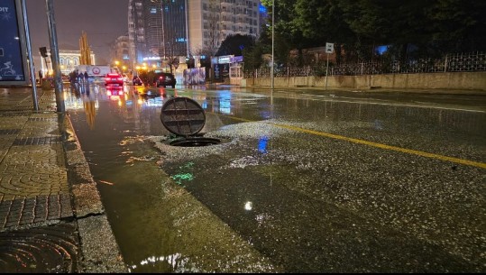 Viti i Ri vjen me reshje të denduara shiu në Shkodër, uji vërshon nëpër rrugë për disa minuta! Beci: Situata është normalizuar në kohë rekord 