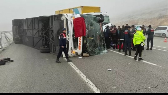 Turqi/ Autobusi përmbyset në autostradën 'Malatya-Kayseri', 4 të vdekur dhe 36 të plagosur (FOTO+VIDEO)