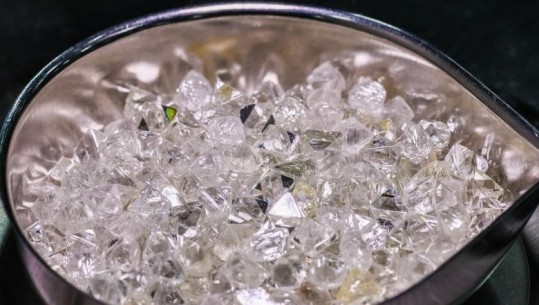  Fitonte rreth 4 miliardë euro në vit nga shitja, BE ndalon importin e diamanteve nga Rusia
