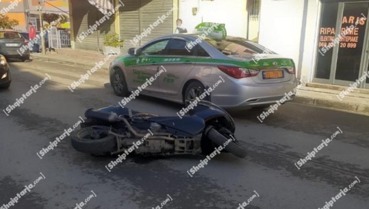 VIDEO/ Aksident në Fier, plagoset drejtuesi i motoçikletës pasi u përplas me makinën