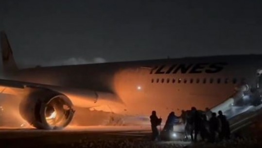 VIDEO/ Momenti kur pasagjerët dalin me nxitim nga avioni i përfshirë nga flakët