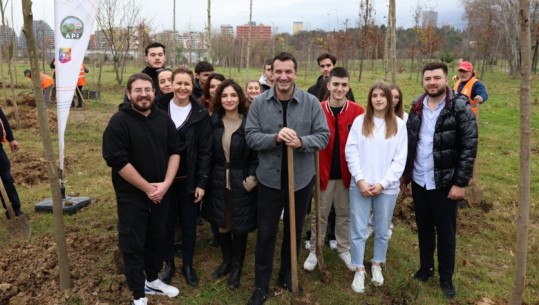 Veliaj e nis vitin e ri me vullnetarët e rinj, mbjellin 52 pemë te Parku i Liqenit: Na pret një tjetër vit fantastik për Tiranën, s'kemi luksin të mbjellim përçarje