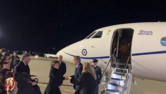 Ministri i Jashtëm britanik, Cameron mbërrin në Kosovë! Pritet në aeroport nga Gërvalla